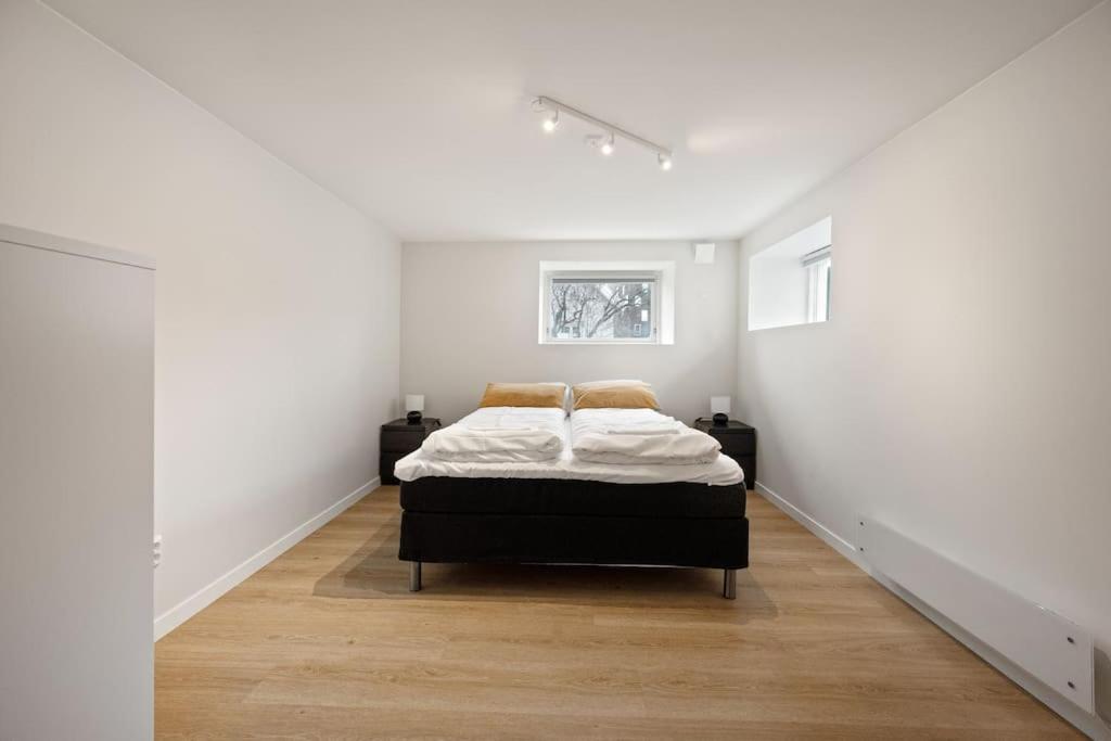 Practical Basement Apt With All Home Comforts Close To City Centre スタヴァンゲル エクステリア 写真