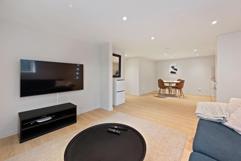 Practical Basement Apt With All Home Comforts Close To City Centre スタヴァンゲル エクステリア 写真