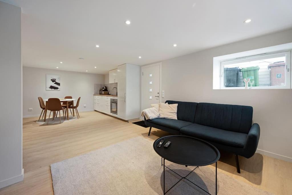 Practical Basement Apt With All Home Comforts Close To City Centre スタヴァンゲル エクステリア 写真